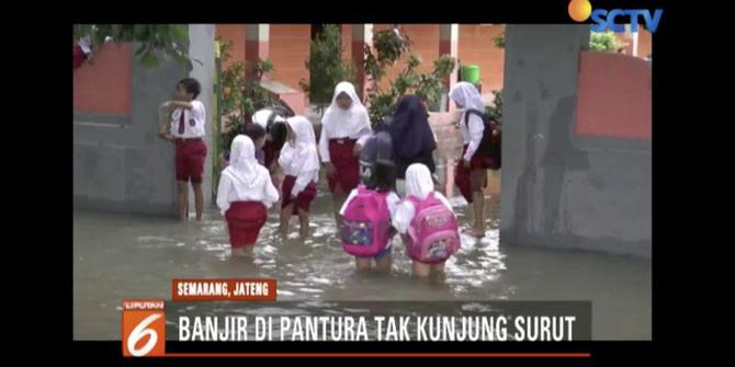 Banjir Kendal Tak Surut, Siswa Tetap Belajar di Sekolah