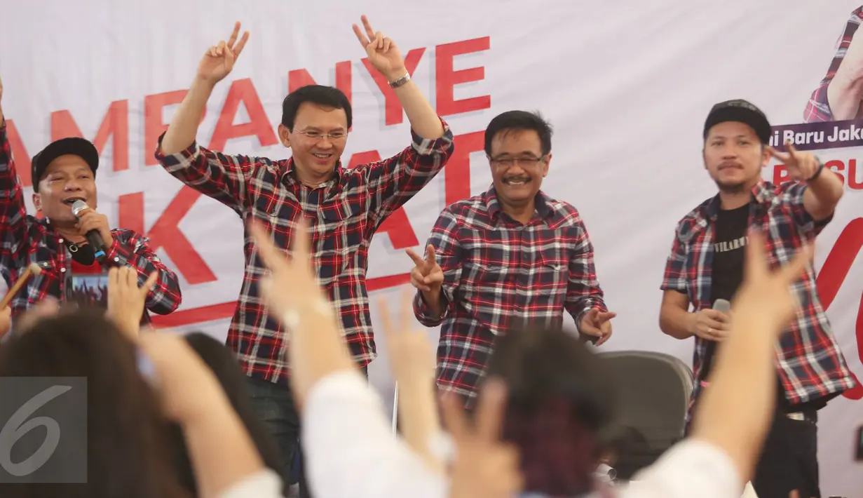 Cagub Basuki T Purnama dan Cawagub DKI Jakarta Djarot Saiful Hidayat berjoget bersama di atas panggung dengan penyanyi rap Iwa K dan artis Gading Marten di Rumah Lembang, Jakarta, Senin (28/11). (Liputan6.com/Immanuel Antonius)
