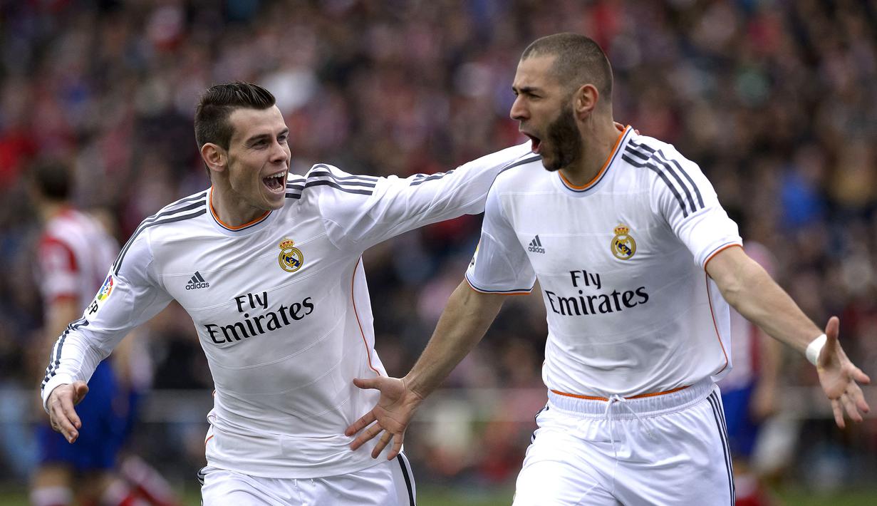 Pemain Real Madrid, Karim Benzema (kanan) melakukan selebrasi bersama rekannya Gareth Bale setelah mencetak gol ke gawang Atletico Madrid pada laga lanjutan Liga Spanyol 2013/2014 di Stadion Vicente Calderon, Madrid, 2 Maret 2014. (AFP/Dani Pozo)