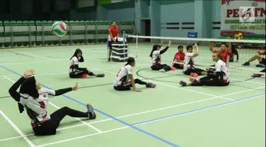 Atlet bola voli duduk putri Asian Para Games Indonesia saat berlatih di Gelora Bung Karno Arena, Jakarta, Rabu (26/9). Latihan ini merupakan pelatnas voli duduk putri Indonesia setelah sebelumnya berlatih di Solo. (Liputan6.com/Helmi Fithriansyah)