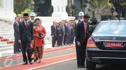 Presiden Jokowi bersama Ibu Negara Iriana Jokowi bersiap menyambut kedatangan Ratu Denmark Margrethe II dan Pangeran Consort saat kunjungan kenegaraan di Istana Merdeka, Jakarta, Kamis (22/10/2015). (Liputan6.com/Faizal Fanani)