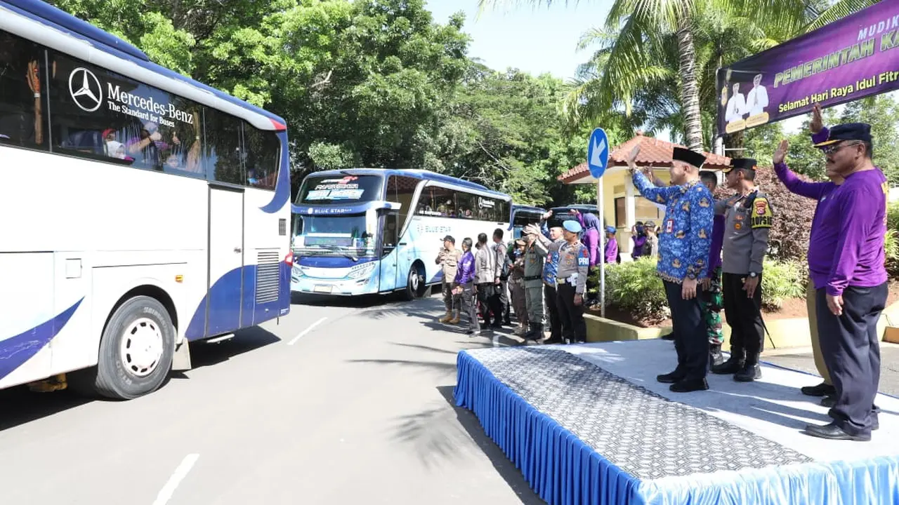 Bupati Tangerang Ahmed Zaki Iskandar, melepas 28 bis mudik Lebaran, di Kantor Bupati Tangerang, Senin (17/4/2023).