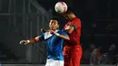 Pemain belakang Timnas Indonesia, M Roby, menahan M Shahril Bin Ishak (AFF All Star-kiri) di laga persahabatan di Stadion GBK Jakarta, (11/5/2014). (Liputan6.com/Helmi Fithriansyah)