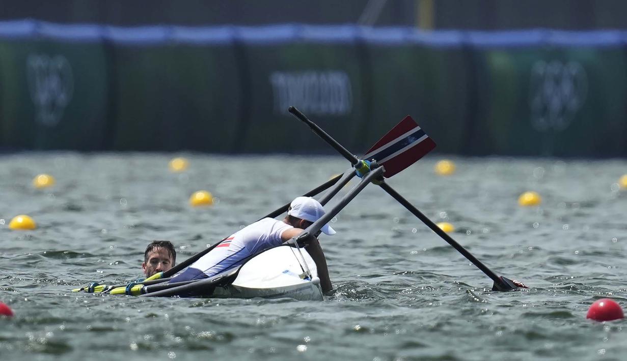 Perahu pasangan dayung Norwegia di nomor sculls ringan ganda putra, Kristoffer Brun dan Are Weierholt Strandli terbalik saat menyisakan 500 meter terakhir. (Foto: AP/Lee Jin-man)