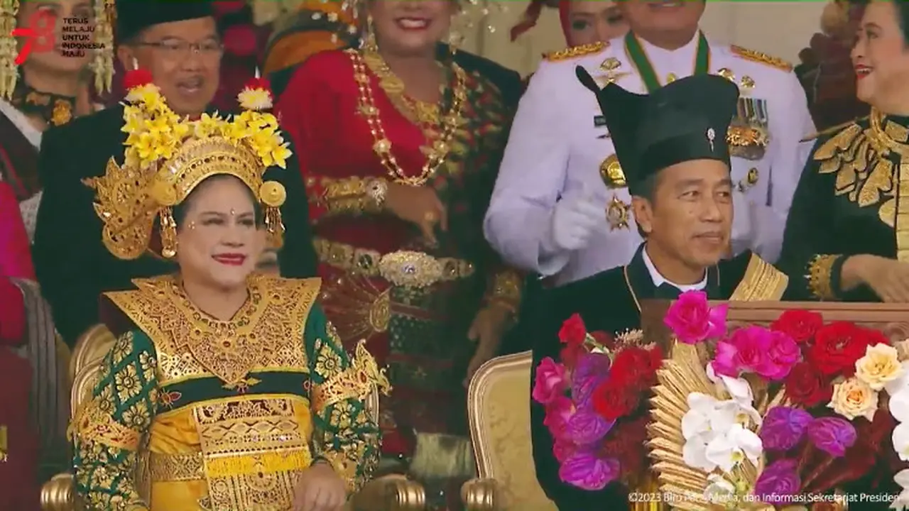 Presiden Joko Widodo (Jokowi) dan Ibu Negara Iriana menikmati penampilan Putri Ariani di acara HUT ke-78 Republik Indonesia (HUT ke-78 RI) pada Kamis (17/8/2023) di Istana.