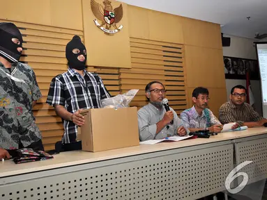 KPK menggelar barang bukti terkait operasi tangkap tangan kasus gratifikasi Ketua DPRD Bangkalan KH.Fuad Imron, Selasa (2/12/2014). (Liputan6.com/Miftahul Hayat)