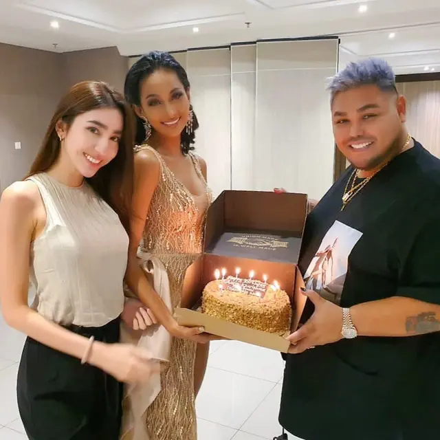 Akui Bangga, Ini 6 Momen Kedekatan Ivan Gunawan dan Aurra Kharishma