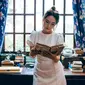 ilustrasi perempuan membaca buku/Photo by Kha Ruxury/Pexels