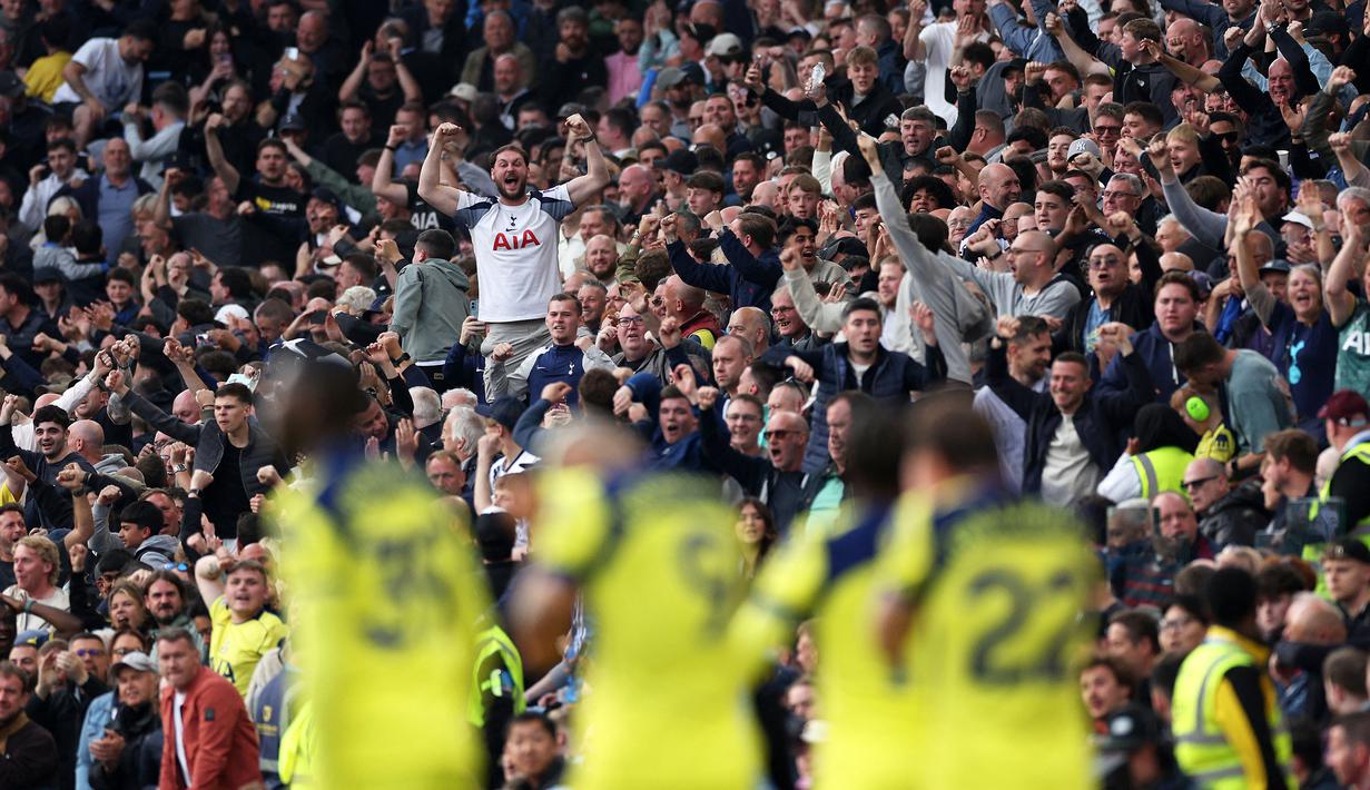 Perasaan bahagia tak mampu ditutupi para penggawa dan pendukung dari Tottenham Hotspurs setelah berahasil mentas dari zona degradasi Liga Inggris 2025/2026. (AFP/Adrian Dennis)
