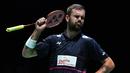 Tunggal putra  Denmark, Jan O Jorgensen kecewa setelah gagal mengembalikan kok ke Jonatan Christie dari Indonesia dalam babak semifinal Jepang Terbuka 2019  di Tokyo (27/7/2019). Jonatan Christie melaju ke final setelah menang 21-14 dan 21-14 atas Jan O Jorgensen. (AFP Photo/Toshifumi Kitamura)