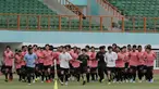 Pemain Timnas Indonesia U-19 saat menggelar sesi latihan di Stadion Wibawa Mukti, Cikarang, Senin (13/1/2020). Sebanyak 51 pemain mengikuti seleksi untuk memperkuat skuat utama Timnas Indonesia U-19. (Bola.com/M Iqbal Ichsan)
