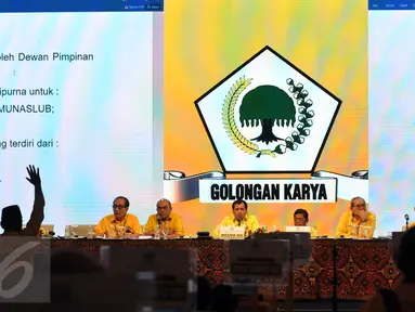Suasana Rapat Paripurna membahas Tata Tertib Pemilihan Ketua Umum Partai Golkar di arena Munaslub, Bali, Minggu (15/5). Rapat paripurna tersebut diwarnai instruksi dari para anggota partai  dan pembahasan berlangsung alot. (Liputan6.com/Johan Tallo)