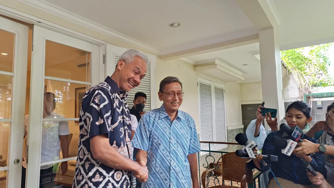 Mantan Wakil Presiden (Wapres) RI, Boediono bersama Ganjar Pranowo (Merdeka.com/Alma Fikhasari)