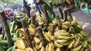 Aktivitas jual beli pisang di Pasar Lembang, Tangerang, Sabtu (3/10/2020). Biasanya pisang yang dijual di pasar itu banyak dibeli dalam jumlah besar untuk acara hajatan, namun di saat pandemi COVID-19 kegiatan keramaian dilarang. (Liputan6.com/Angga Yuniar)