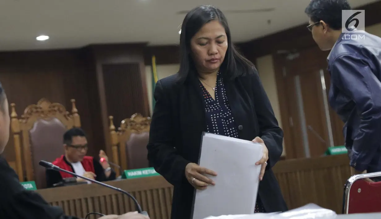 Indung, bawahan Bowo Sidik Pangarso di PT Inesia usai menjadi saksi pada sidang lanjutan dugaan suap kerja sama pengangkutan pupuk dengan terdakwa Marketing Manager PT Humpuss Transportasi Kimia, Asty Winasti di Pengadilan Tipikor, Jakarta, Rabu (10/7/2019). (Liputan6.com/Helmi Fithriansyah)