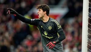 Aksi Senne Lammens&nbsp;dalam laga Premier League antara Manchester United vs Brighton, Sabtu (25/10/2025). (AP Photo/Dave Thompson)