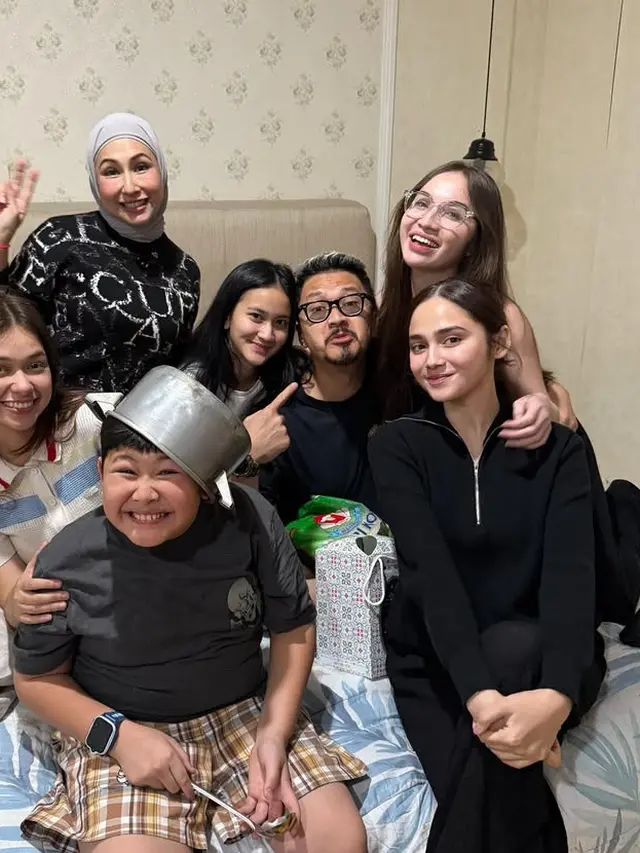 Geng Mermaid Syifa Hadju hingga Rebecca Klopper saat Beri Kejutan Ulang Tahun Ferry Maryadi ke-51. [@kangferrymaryadi]