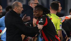 Ekspresi kesal tak mampu disembunyikan oleh Rafael Leao saat ditarik ke luar lapangan oleh pelatih Massimiliano Allegri dalam laga lanjutan Liga Italia 2025/2026 antara Lazio melawan AC Milan, Minggu (15/03/2026) waktu setempat. (AFP/Alberto Pizzoli)