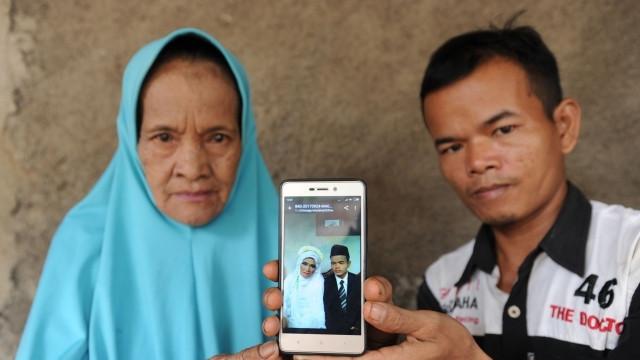 Tak Pandang Usia, Ini 5 Kisah Cinta Pemuda yang Nikahi Nenek-Nenek