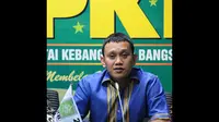 Sekjen PKB Abdul Kadir Karding saat konferensi pers mengenai pernyataan sikap Fraksi PKB atas kisruh DPR, Senayan, Jakarta, Kamis (13/11/2014) (Liputan6.com/Andrian M Tunay)