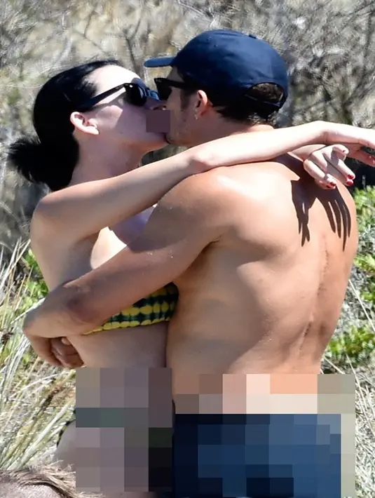 Foto-foto panas Orlando Bloom yang tak mengenakan pakaian sehelai benangpun tersebar luas di internet. Berbondon-bondong netizen menyimak dan melihat foto liburan Katy dan Orlando. (Dailymail/Bintang.com)