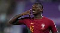 Penyerang Portugal Rafael Leao berselebrasi setelah mecetak gol ketiga untuk timnya  ke gawang Ghana pada duel grup H Piala Dunia 2022 di stadion 974, Kamis (24/11/2022). Menang 3-2, tiga gol Portugal dicetak Cristiano Ronaldo, Joao Felix dan Rafael Leao. (AP Photo/Manu Fernandez)