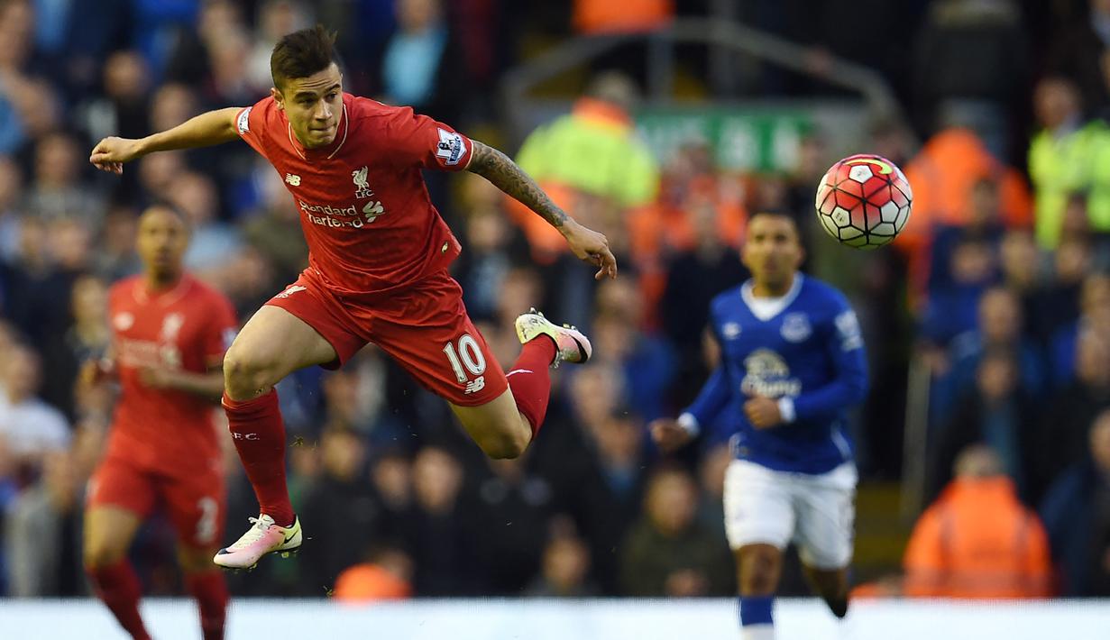 Philippe Coutinho. Sayap kiri berusia 30 tahun yang kini tengah menjalani musim keduanya bersama Aston Villa ini juga tercatat menjadi salah satu pemain Brasil dengan jumlah gol terbanyak dalam satu musim kompetisi di Liga Inggris. Ia melakukannya saat membela Liverpool mulai tengah musim 2012/2013 hingga tengah musim 2017/2018. Pada musim 2016/2017 ia mampu mencetak total 13 gol bareng Liverpool di Liga Inggris. (AFP/Paul Ellis)