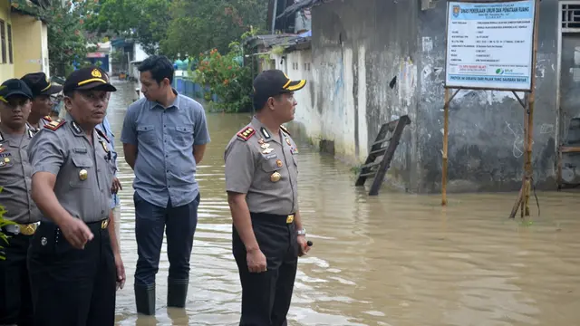 Kepolisian menjamin keamanan barang-barang yang ditinggalkan pengungsi di musim banjir. (Foto: Liputan6.com/Muhamad Ridlo)