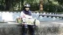 Atlet skateboard Indonesia, Bunga Nyimas Cinta, berpose usai latihan di Skateboard Park, TMII, Jakarta, Sabtu (8/9/2018). Berhasil meraih perunggu, Bunga Nyimas menjadi atlet termuda peraih medali di Asian Games 2018. (Bola.com/M Iqbal Ichsan)