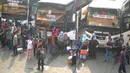 Sejumlah calon penumpang menunggu bus di Terminal Kampung Rambutan, Jakarta, Minggu (10/6). Lebih dari 28 ribu pemudik sudah meninggalkan Ibu Kota menuju kampung halamannya dengan bus hingga H-5 Lebaran 2018 pagi ini. (Merdeka.com/Arie Basuki)