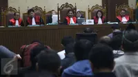Dua terdakwa kasus dugaan korupsi pengadaan proyek e-KTP, Irman dan Sugiharto, menjalani sidang perdana di Pengadilan Tipikor Jakarta, Kamis (9/3). Agenda sidang perdana yakni pembacaan surat dakwaan oleh jaksa penuntut umum. (Liputan6.com/Helmi Afandi)