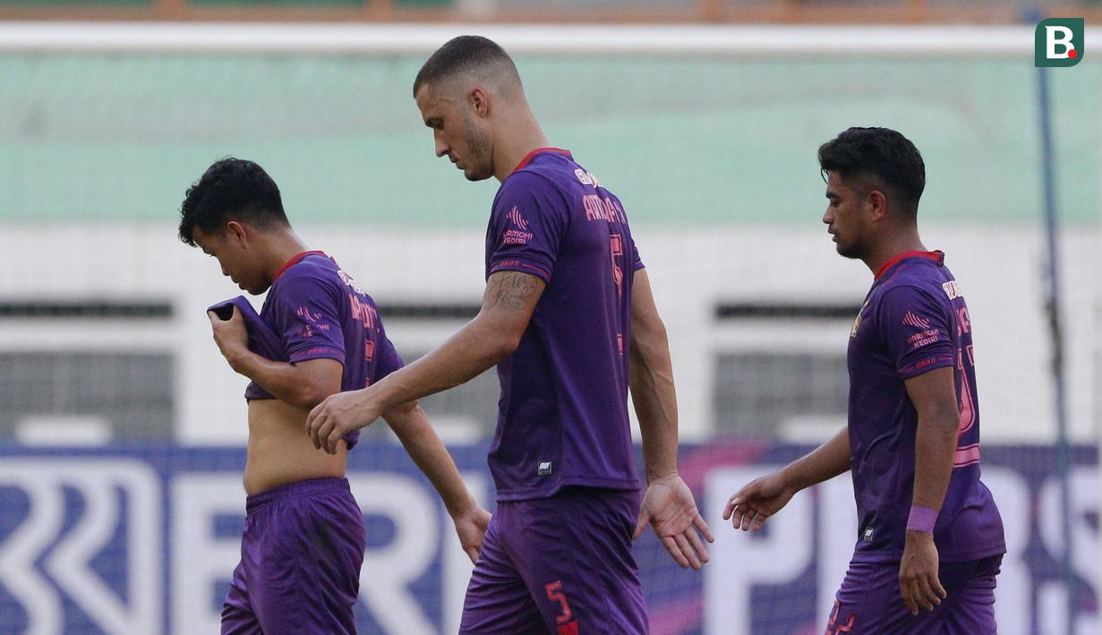 Para pemain Persik Kediri tertunduk lesu usai ditaklukkan PSM Makassar dalam laga pekan ke-4 BRI Liga 1 2021/2022 di Stadion Wibawa Mukti, Cikarang, Kamis (23/9/2021). Persik kalah 2-3. (Bola.com/M Iqbal Ichsan)