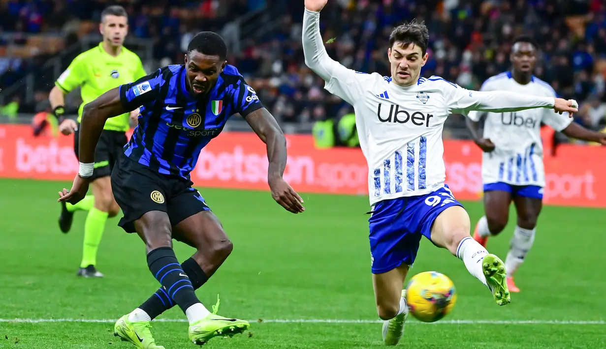 Como memberikan perlawanan sengit, skor sempat terkunci 0-0 di babak pertama. Inter baru memecah kebuntuan lewat gol Carlos Augusto di awal babak kedua (48'). Marcus Thuram lantas mengunci kemenangan dengan golnya di ujung laga (90+2'). (AFP/Piero Cruciatti)