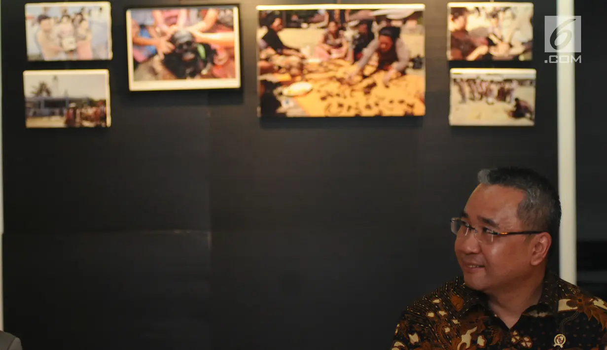 Menteri Desa, PDT dan Transmigrasi, Eko Putro Sandjojo saat menghadiri Peluncuran Buku Danau Toba dan Mangongkal Holi di Jakarta, Kamis (24/8). Peluncuran diwarnai pameran foto budaya Batak. (LIputan6.com/Helmi Fithriansyah)