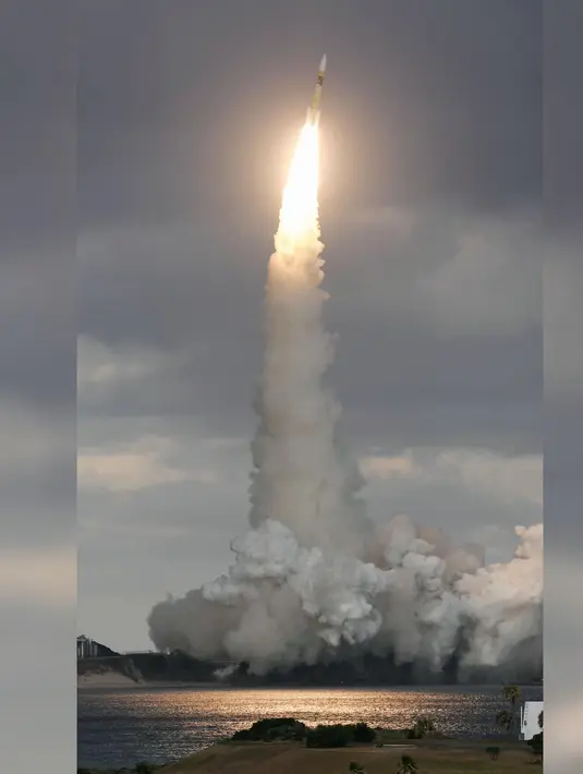 Roket H-IIA yang membawa satelit Militer Jepang meluncur dari Pulau Tanegashima, Jepang (24/1). Peluncuran ini untuk meningkatkan kekuatan angkatan pertahanan dan memantau rantai pulau di sepanjang tepi selatan Laut Cina Timur. (AP PHOTO/ Yu Nakajima)