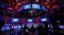 Suasana di meja final selama World Series of Poker di kasino hotel Rio di Las Vegas (14/7/2019). Tabel final Poker Main Event 2019 World Series menyisakan sembilan pemain yang tersisa dalam pertarungan mendapatkan hadiah $ 10 juta. (Steve Marcus/Las Vegas Sun via AP)