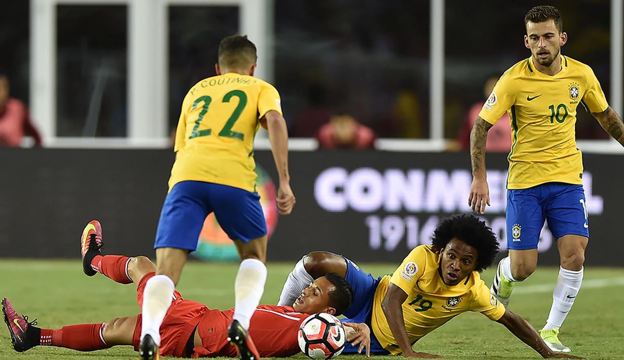 Pemain Brasil, Willian, berebut bola dengan pemain Peru, Yoshimar Yotun, pada laga Grup B Copa America Centenario. Kekalahan ini membuat Brasil berada pada posisi ketiga klasemen Grup B. (AFP/Hector Retamal)