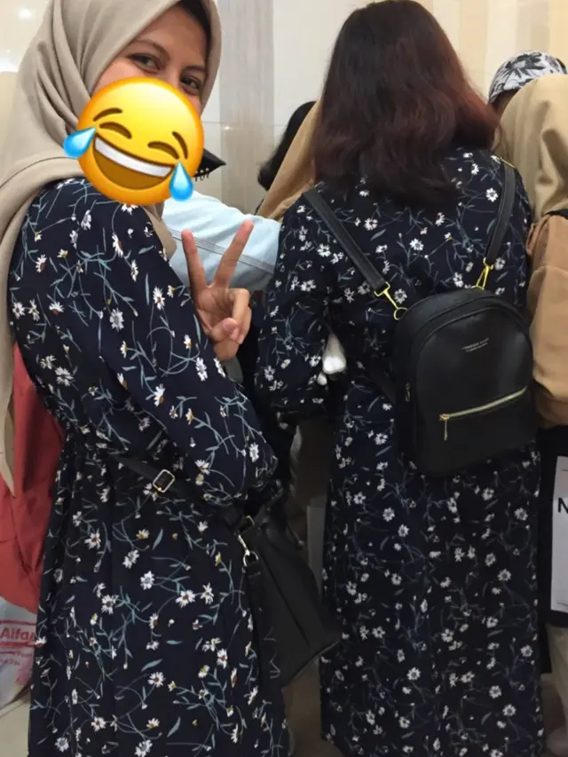 8 Momen Orang Enggak Sengaja Ketemu 'Kembarannya' Ini Bikin Senyum Geli