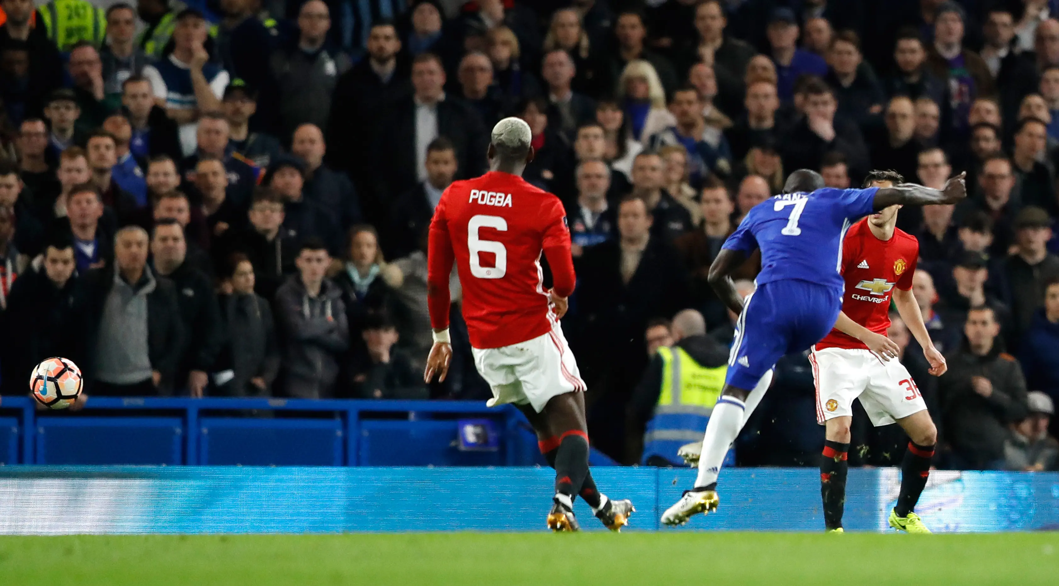 Duel Chelsea vs MU dipastikan berlangsung seru. (AP Photo/Frank Augstein)