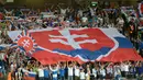 Suporter Slovakia membentangkan bendera raksasa saat melawan Rusia pada laga kedua Grup B Piala Eropa 2016 di Stadion Pierre-Mauroy, Lille, Rabu (15/6/2016) malam WIB. (AFP/Francois Lo Presti)
