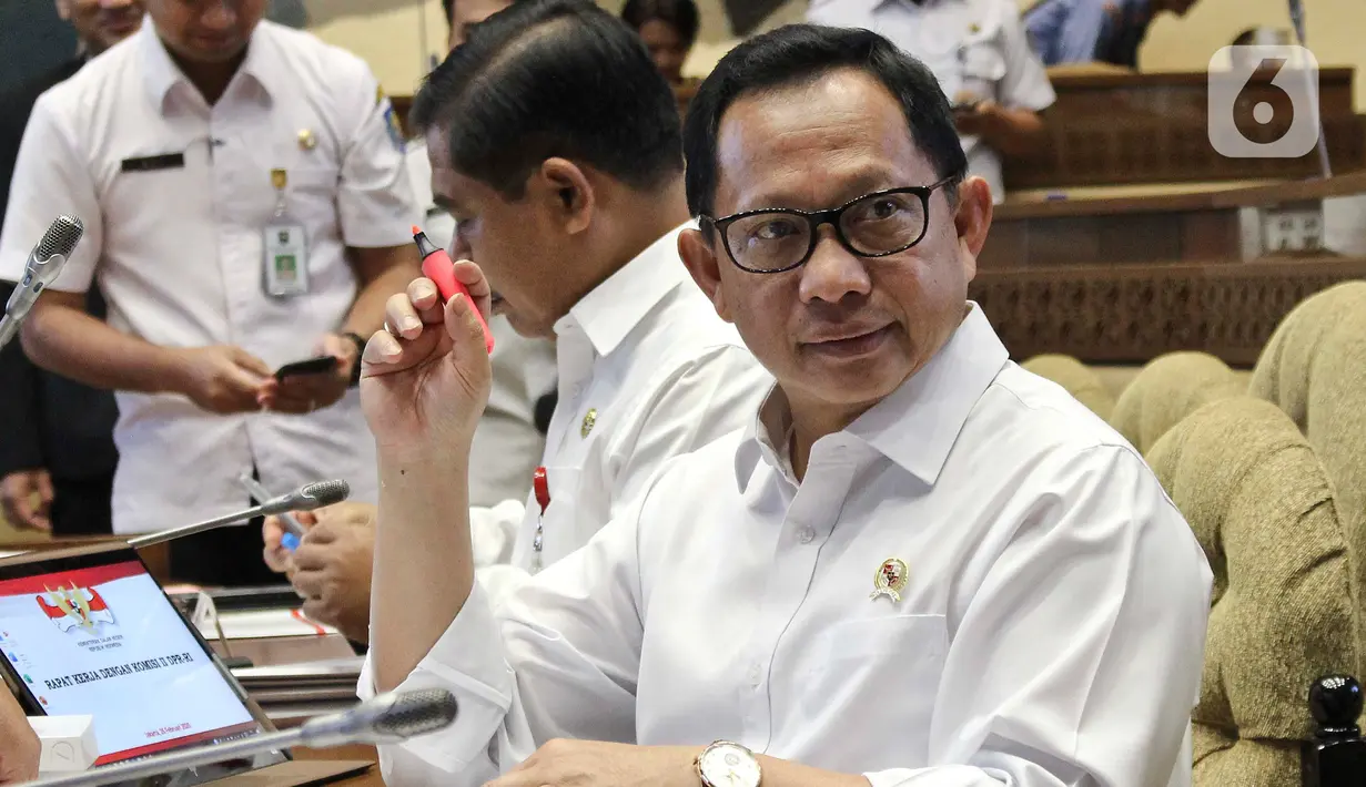 Menteri Dalam Negeri Tito Karnavian saat Rapat Kerja dengan Komisi II DPR di Kompleks Parlemen, Senayan, Jakarta, Selasa (26/2/2020). Rapat tersebut membahas berbagai isu, di antaranya Pilkada 2020 dan pengamanan kontingen PON selama berada di Papua. (Liputan6.com/Johan Tallo)