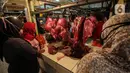 Warga membeli daging di Pasar Induk Kramat Jati, Jakarta, Kamis (8/4/2021). Pemerintah melalui Menteri Pertanian Syahrul Yasin Limpo, menegaskan, siap melakukan intervensi jika stok daging langka dan terdapat lonjakan harga pada bulan Ramadan dan menjelang lebaran. (Liputan6.com/Johan Tallo)