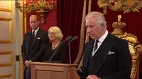 Upacara proklamasi Raja Charles III sebagai penguasa Britania Raya. Raja Charles III didampingi Ratu Camilla dan Pangeran William. Dok: YouTube/The Royal Family