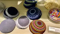Tak Hanya Putih, Ternyata Ada Macam-Macam Kippah Yahudi