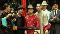 Aktor Robby Tumewu berperan sebagai Tio Bun Yak dalam film Ca Bau Kan pada 2002. Ia memakai busana rancangannya sendiri. (dok. film Ca Bau Kan/Dinny Mutiah)