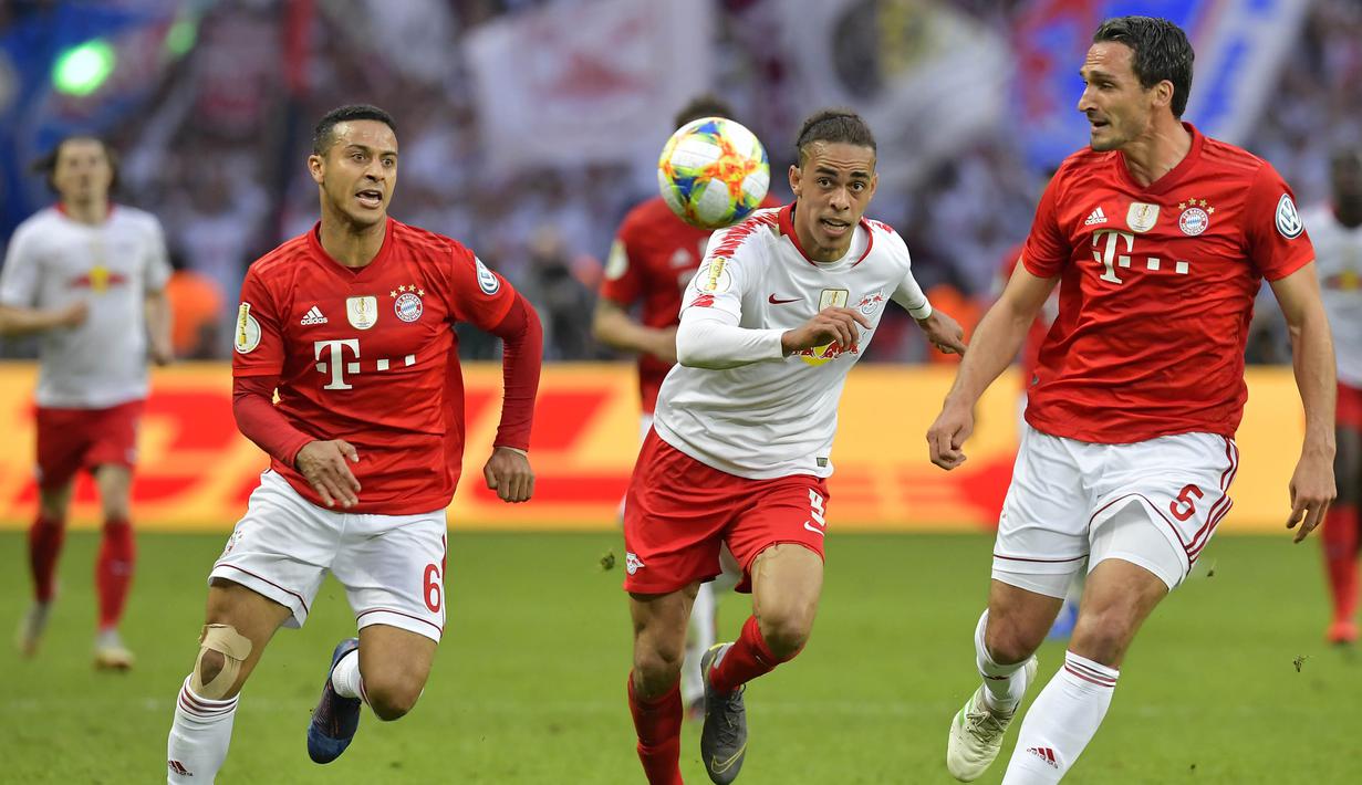 Gelandang Bayern Munchen, Thiago Alcantara, berebut bola dengan striker RB Leipzig pada laga DFB Pokal di Stadion Olympic, Berlin, Sabtu (25/5). Munchen menang 3-0 atas Leipzig. (AFP/Tobias Schwarz)