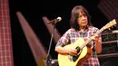 Gitaris Ian Antono melelang gitarnya sebagai bentuk dukungan kepada pasangan Jokowi-JK, Jakarta, Senin (23/6/14). (Liputan6.com/Panji Diksana)