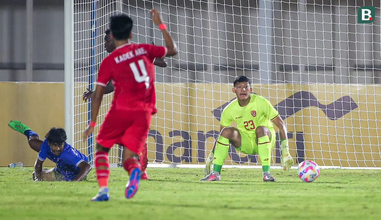Kiper Timnas Indonesia, Ikram Al Giffari berusaha bangkit setelah menghalau tendangan pemain Maladewa, Muzdhan Hassan (kiri) pada laga Grup F Kualifikasi Piala Asia U-20 2024 di Stadion Madya, Senayan, Jakarta, Rabu (25/09/2024). (Bola.com/Bagaskara Lazuardi)