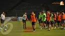 Seorang asisten pelatih Liverpool sedang memberikan arahan latihan jelang laga melawan Indonesia XI di Stadion GBK Jakarta pada Jumat 19 Juli 2013 (Liputan6.com/Helmi Fithriansyah)