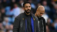 Manajer Manchester United, Ruben Amorim, memimpin anak asuhnya saat bertandang ke markas Manchester City pada pekan 4 Liga Inggris 2025/2026 di Etihad Stadium, Minggu (14/9/2025) malam WIB. (Oli SCARFF / AFP)